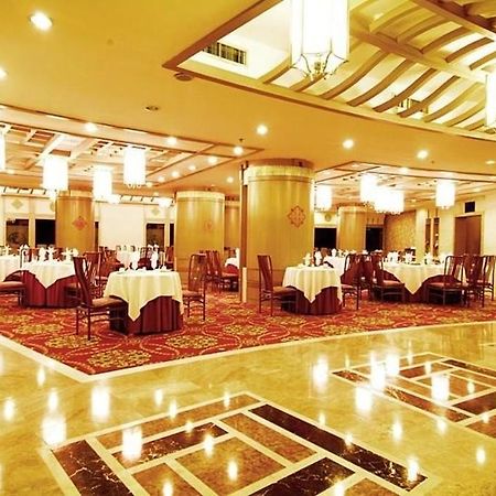 Crown Hotel Wuhan Bagian luar foto