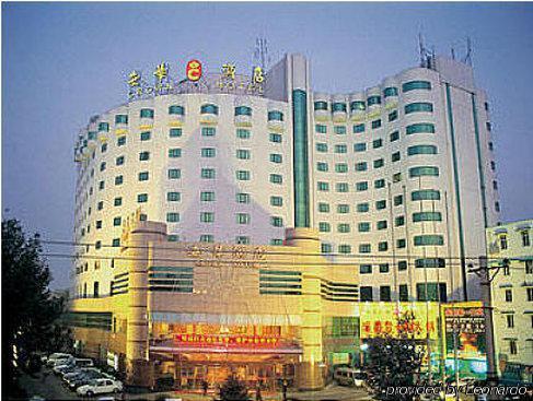 Crown Hotel Wuhan Bagian luar foto