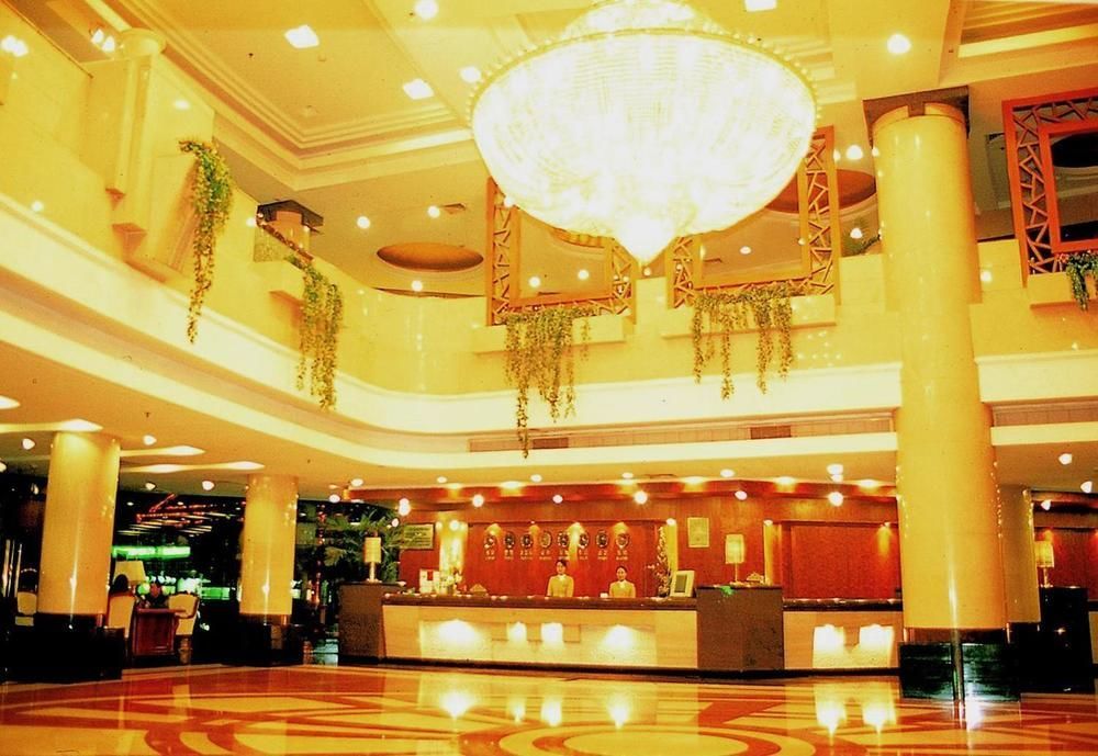 Crown Hotel Wuhan Bagian luar foto