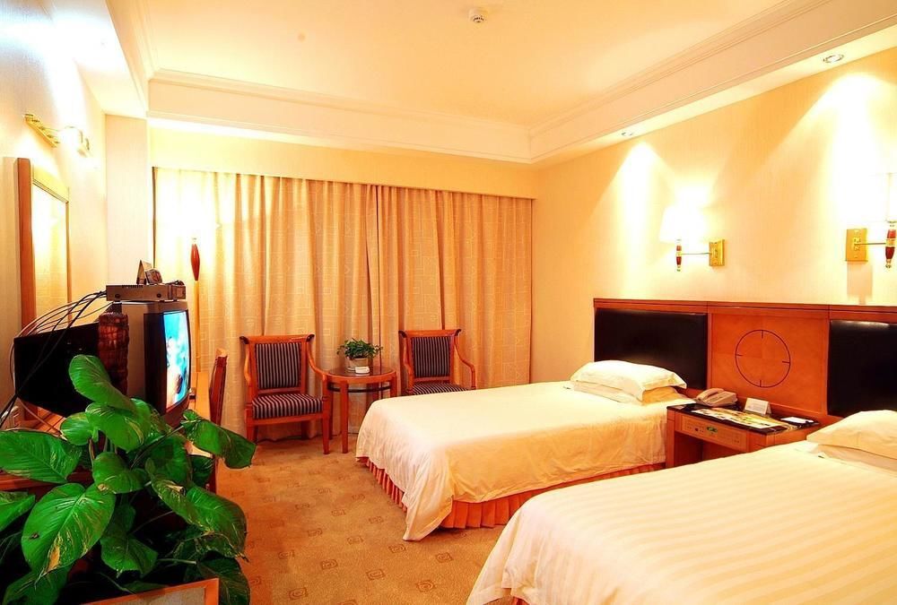 Crown Hotel Wuhan Bagian luar foto