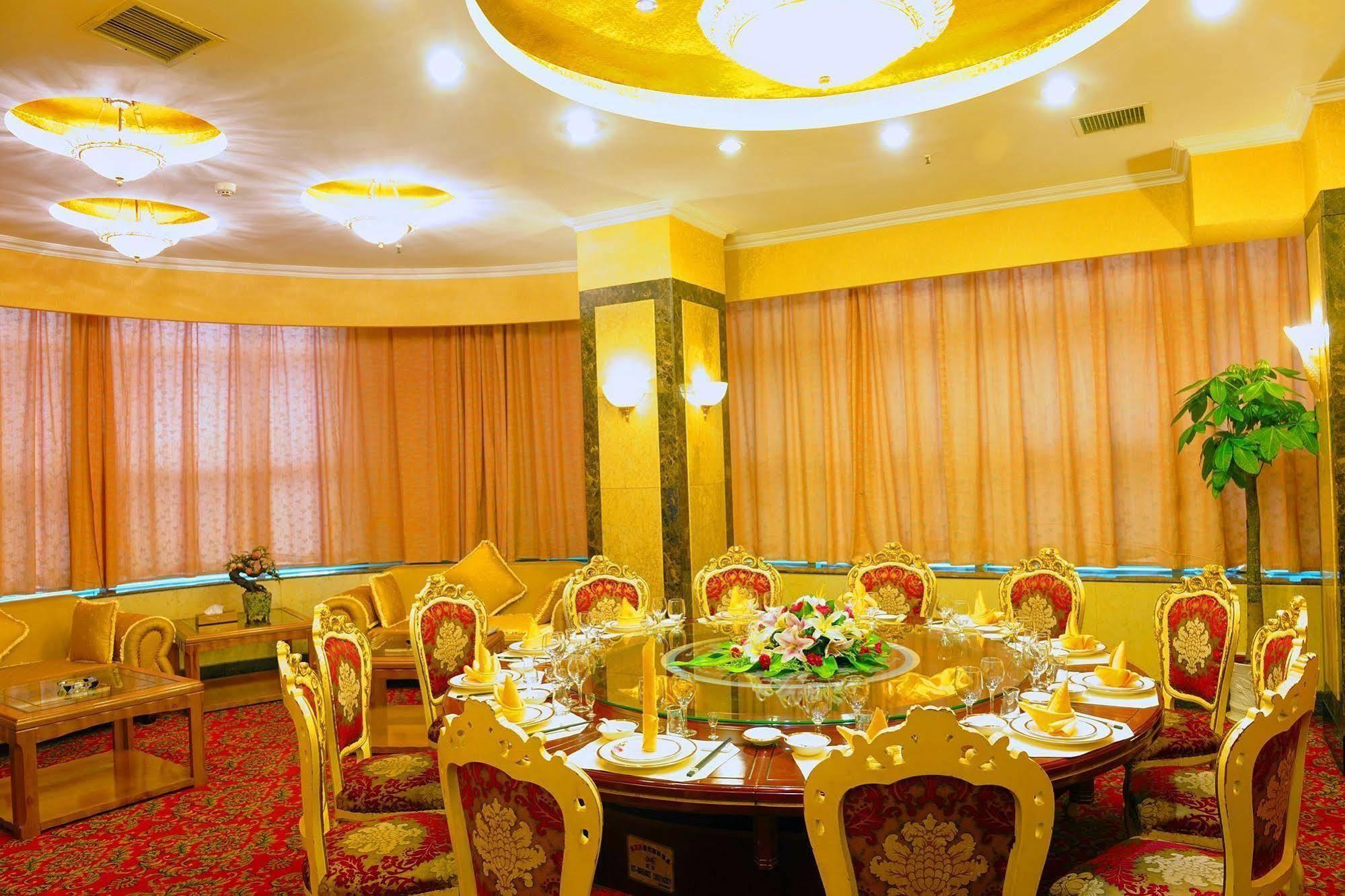 Crown Hotel Wuhan Bagian luar foto