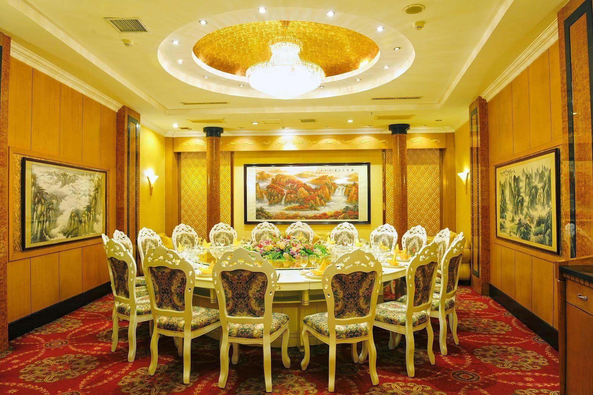 Crown Hotel Wuhan Bagian luar foto