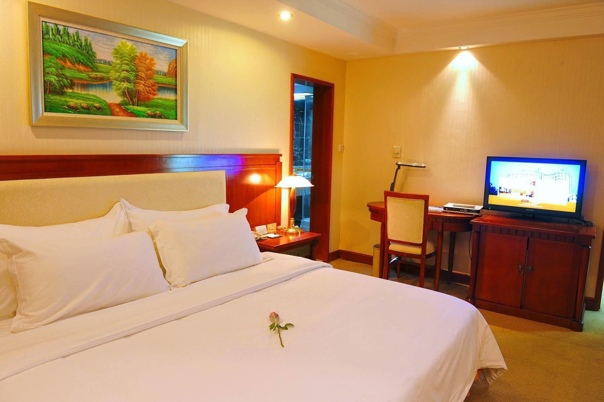 Crown Hotel Wuhan Bagian luar foto