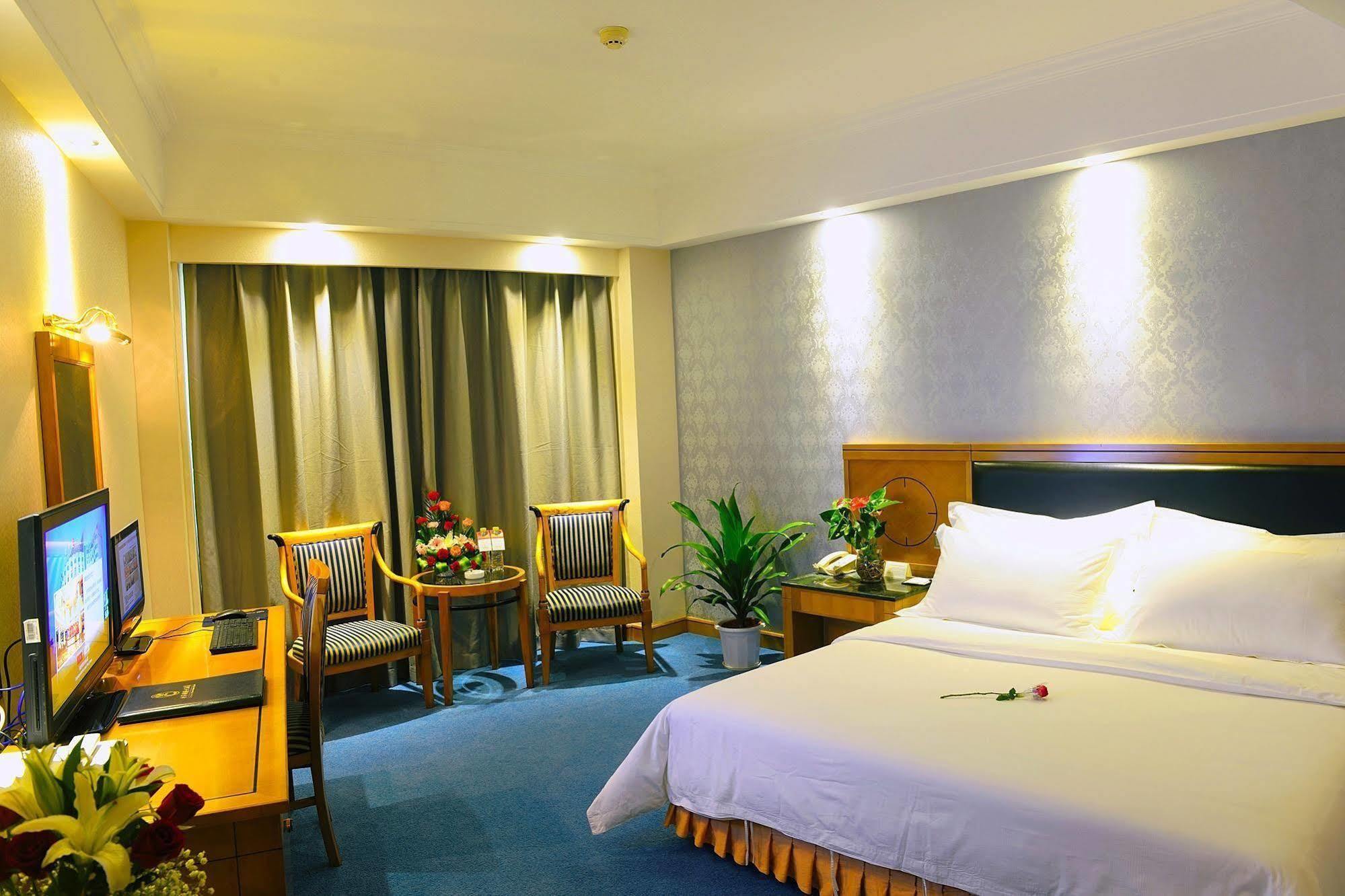 Crown Hotel Wuhan Bagian luar foto