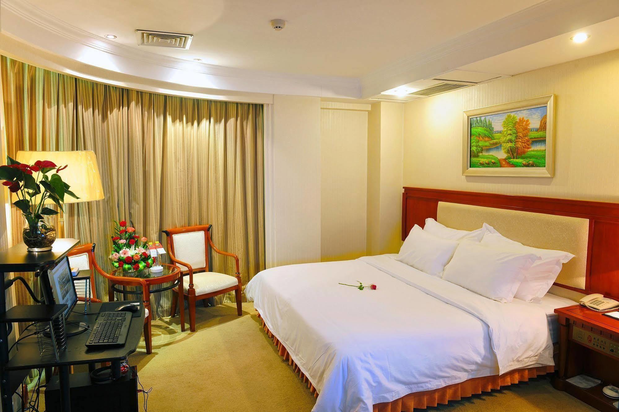 Crown Hotel Wuhan Bagian luar foto