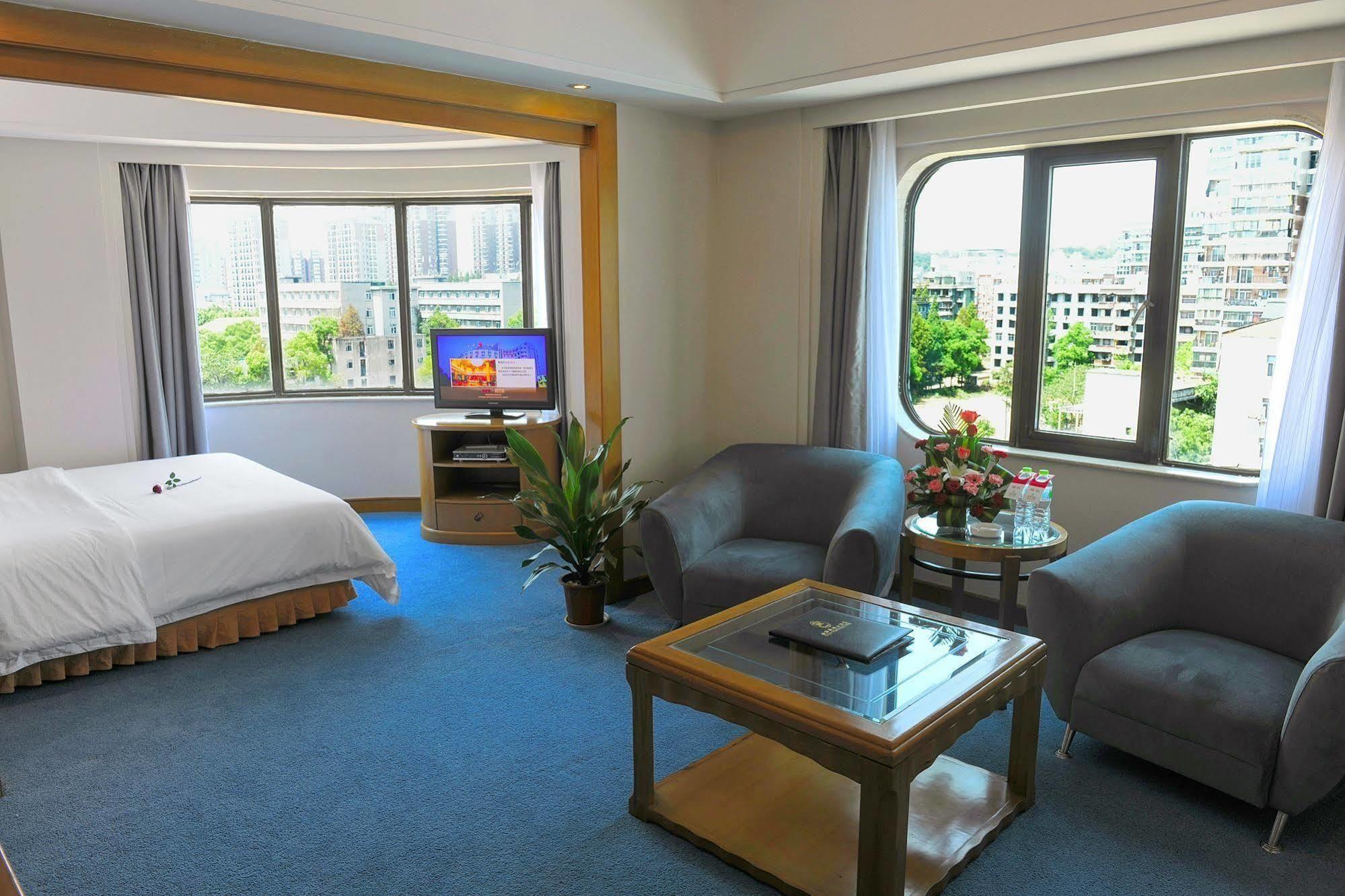 Crown Hotel Wuhan Bagian luar foto