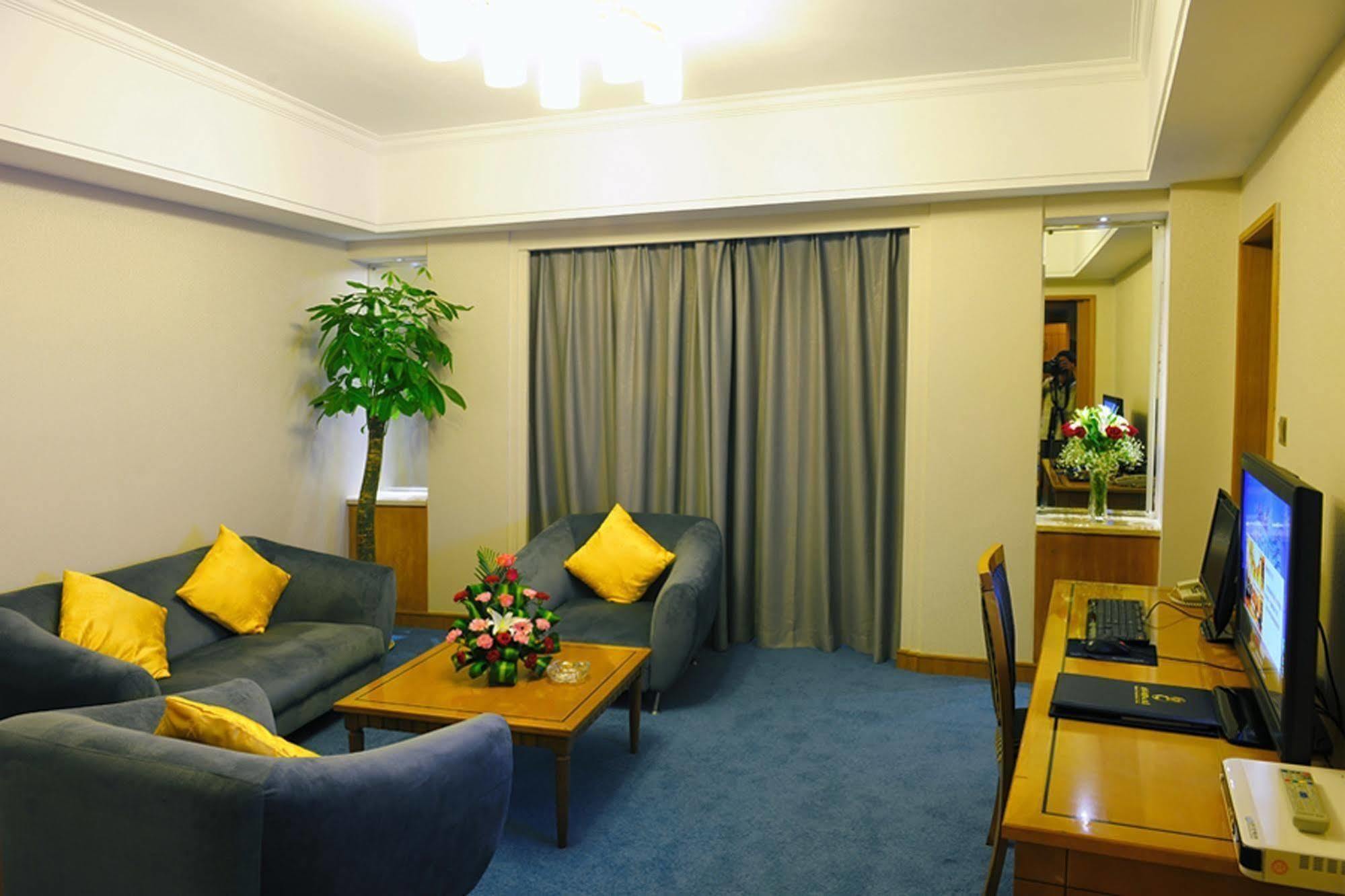 Crown Hotel Wuhan Bagian luar foto