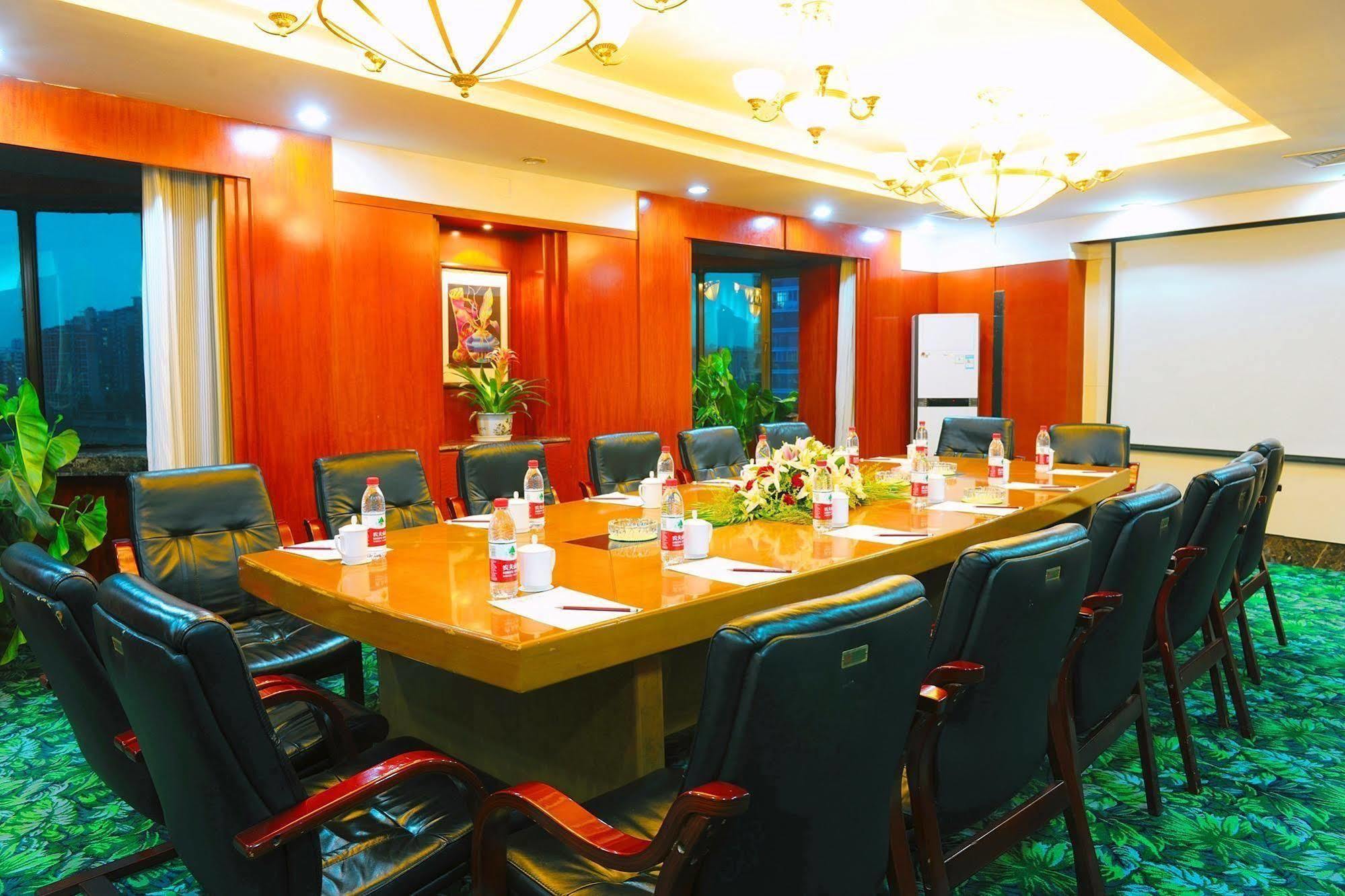 Crown Hotel Wuhan Bagian luar foto
