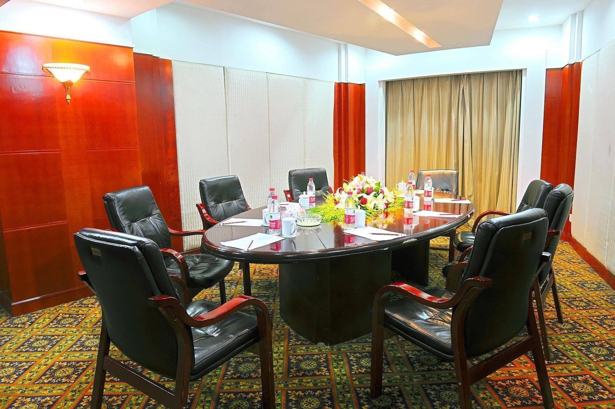 Crown Hotel Wuhan Bagian luar foto
